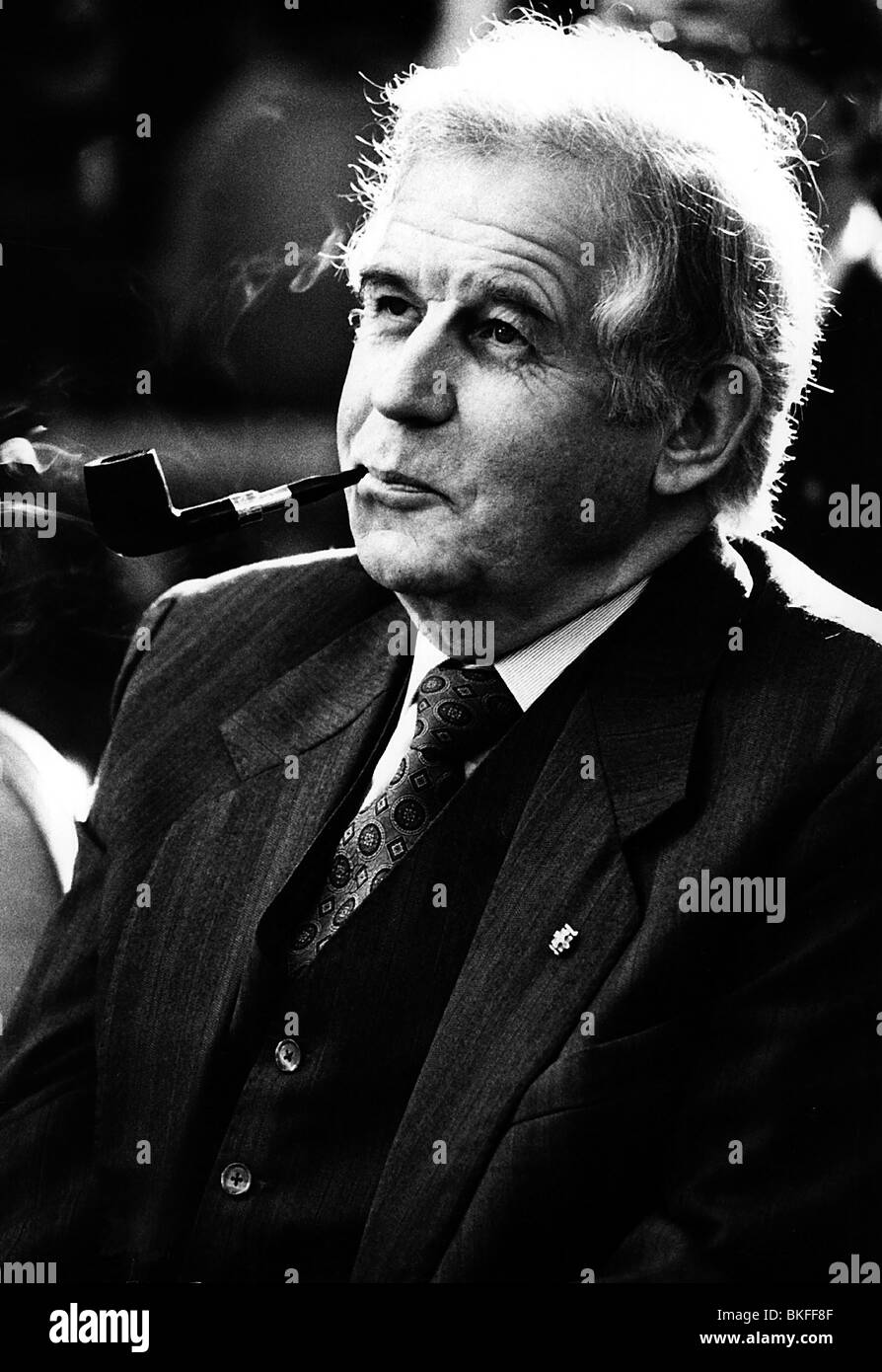 Biedenkopf, Kurt Hans, * 28.1.1930, politicien allemand, Ministre-Président de la Saxe 1990 - 2002, portrait, pipe fumeur de l'année 1991, Banque D'Images