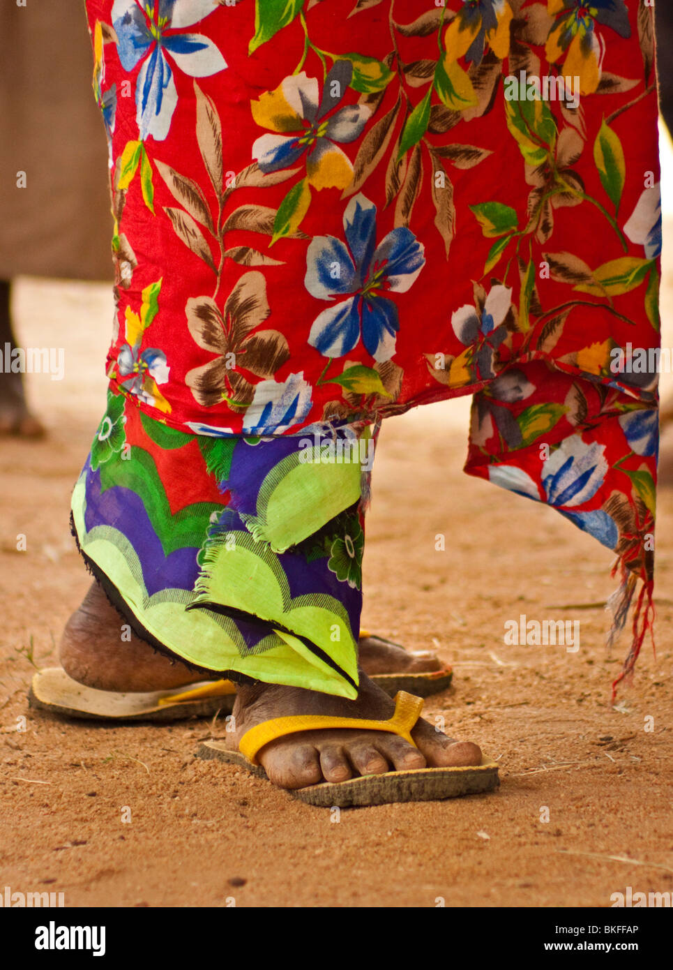 Les jambes et les pieds d'un revêtement coloré femme musulmane au Kenya Banque D'Images