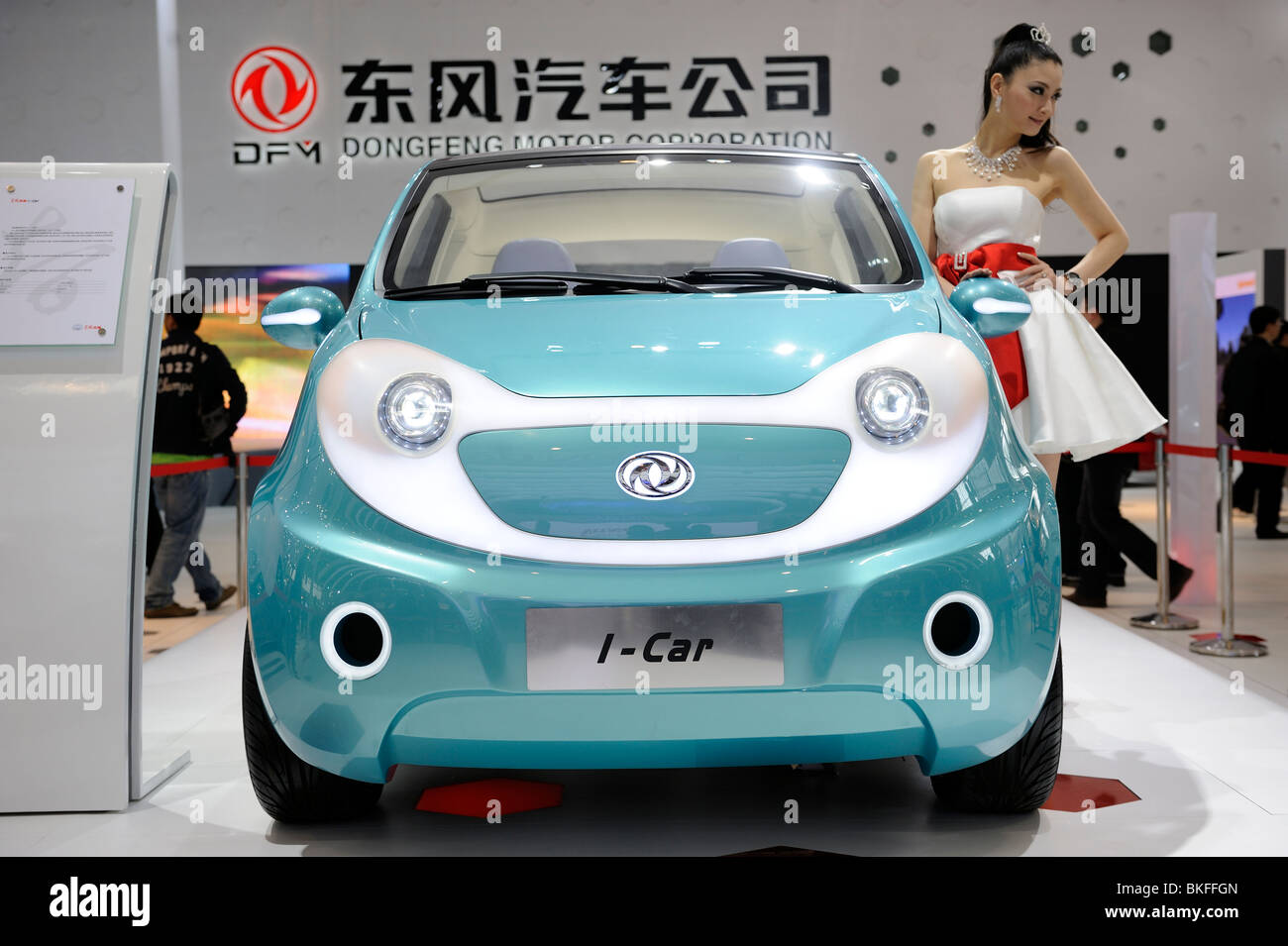 Un modèle pose à côté de Dongfeng Motor Group Co.'s I-Car véhicule concept, affichée à l'Auto de Beijing 2010. Banque D'Images