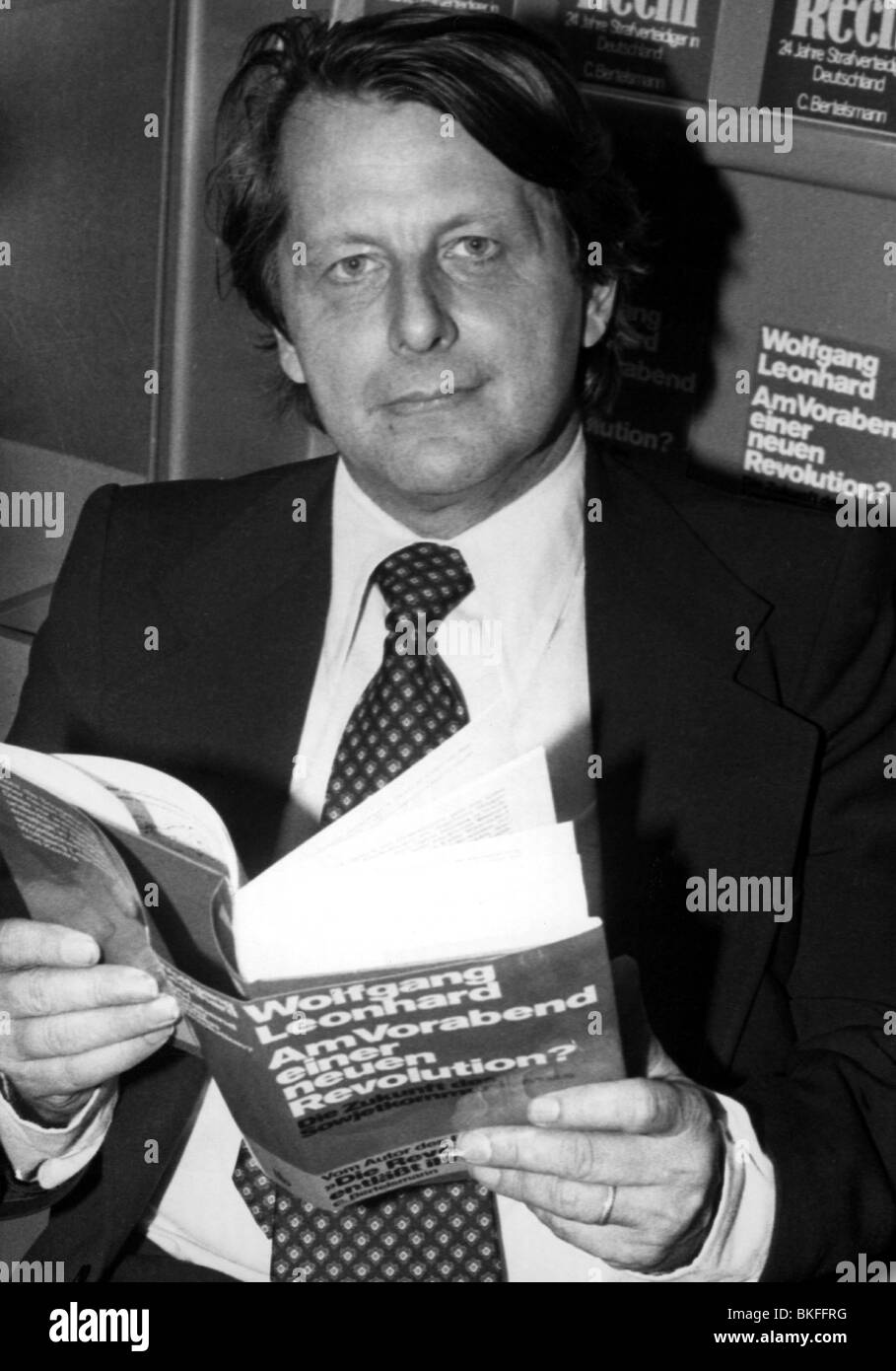 Leonhard, Wolfgang, 16.4.1921 - 17.8.2014, auteur / écrivain allemand, demi-longueur, avec son livre 'Am Vorabend einer neuen Revolution' (à la veille d'une nouvelle Révolution, 1975), Banque D'Images