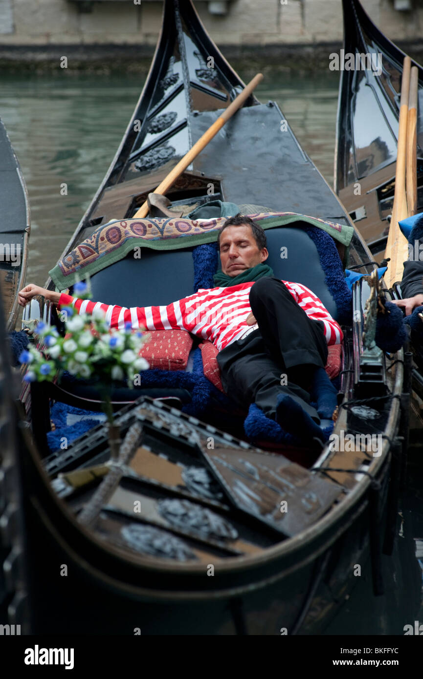 Dans son sommeil Gondolier sur canal gondole à Venise Italie Banque D'Images