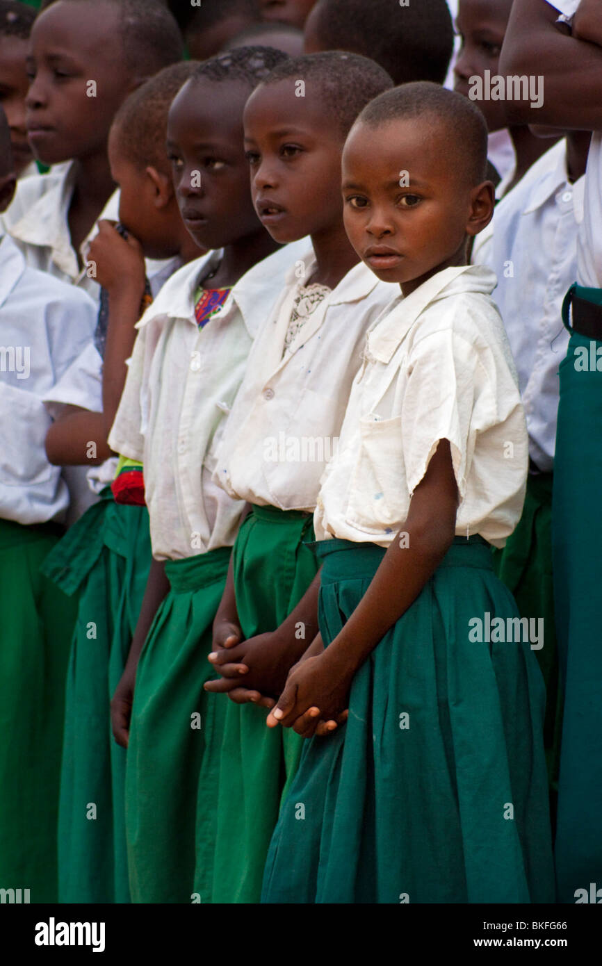 Les enfants en uniforme scolaire kenyan Banque D'Images