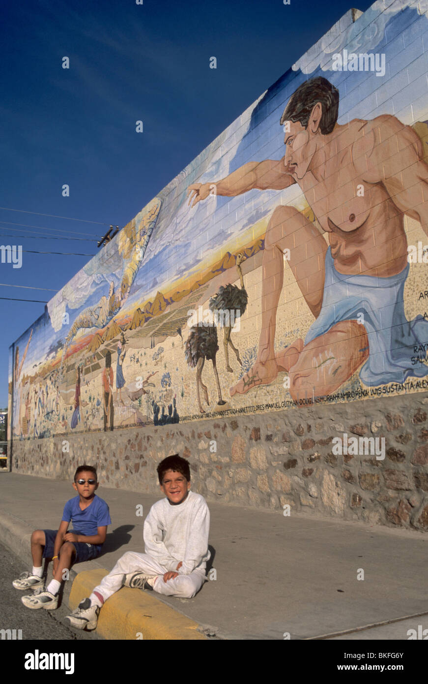 Jeunes garçons hispaniques à SIDA en colores (AIDS) murale, créée par Carlos Callejo en 1988, à El Paso, Texas, États-Unis Banque D'Images