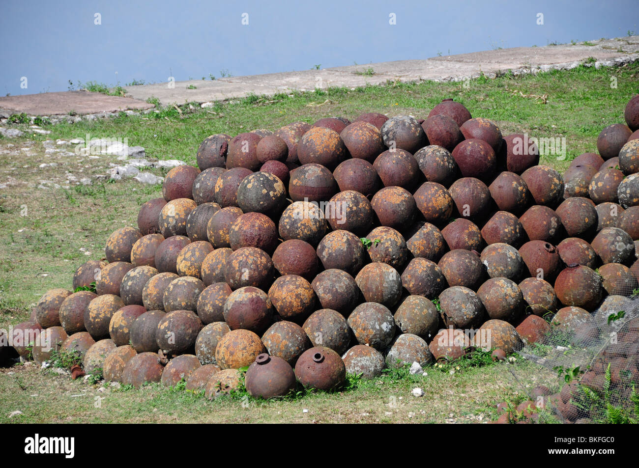 Pile de boulets de la Citadelle, dans le Nord d'Haïti, Milot, Cap-Haïtien, Haïti, Hispaniola, Grandes Antilles, Caraïbes, Amériques Banque D'Images