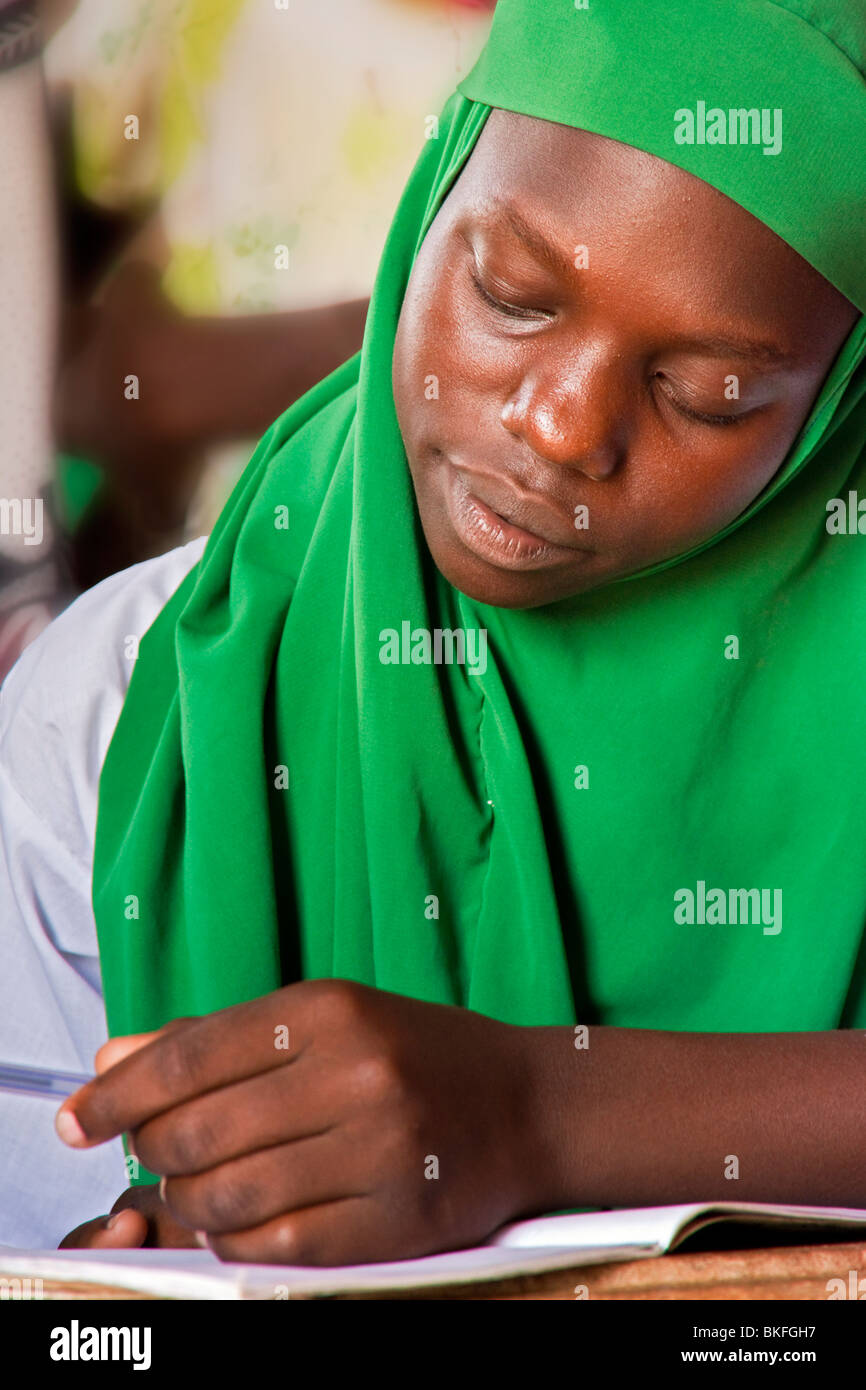 Jeune fille musulmane à ses études, au Kenya Banque D'Images