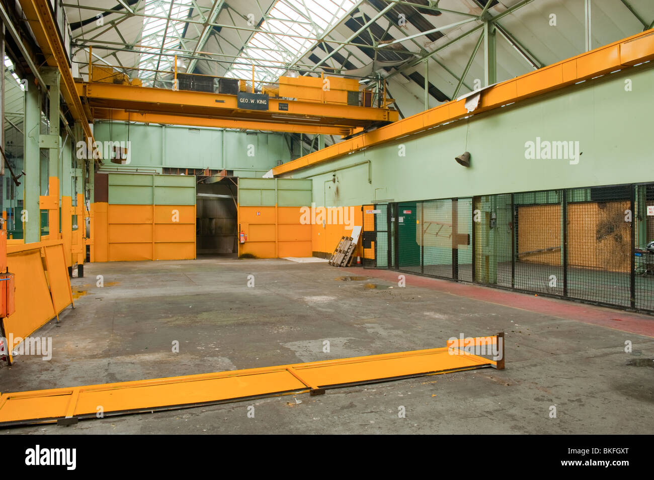 Steelworks vide usine avec grue à portique Banque D'Images