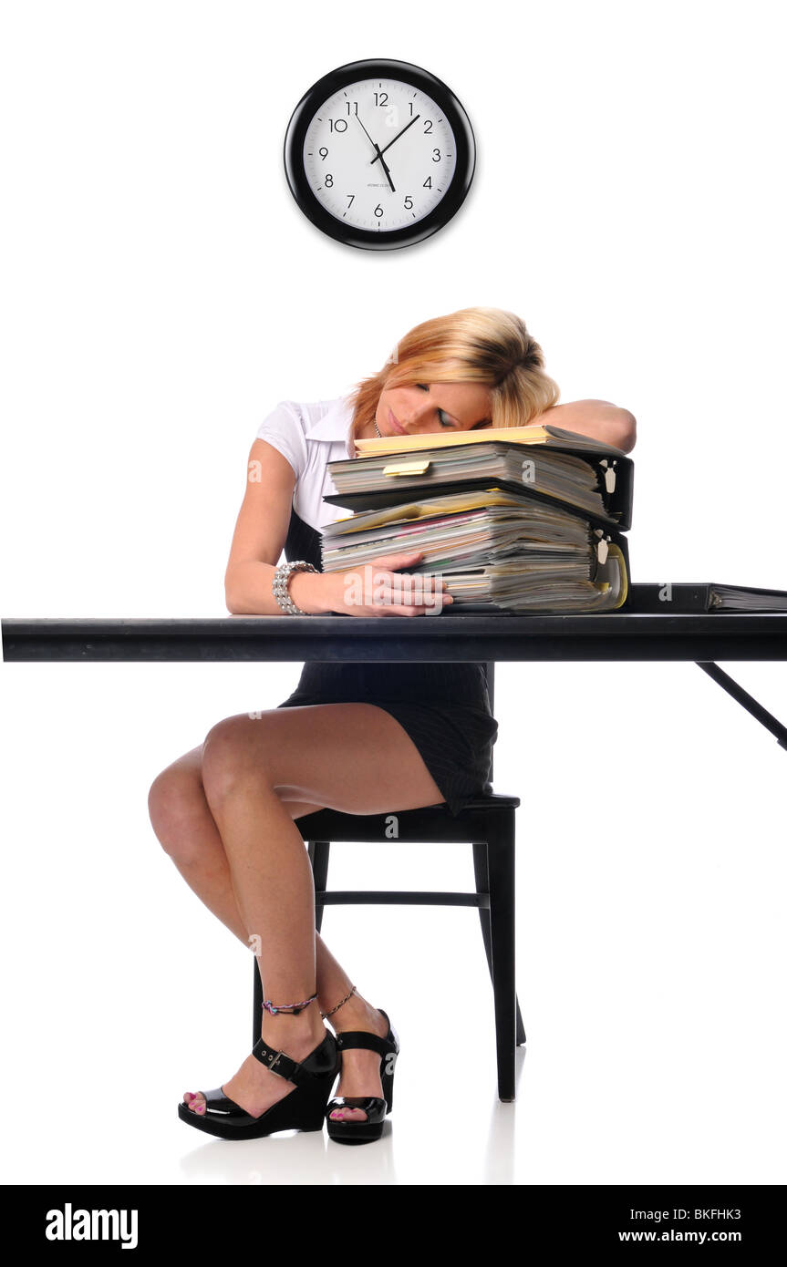 Femme au bureau de dormir sur un tas de fichiers Banque D'Images