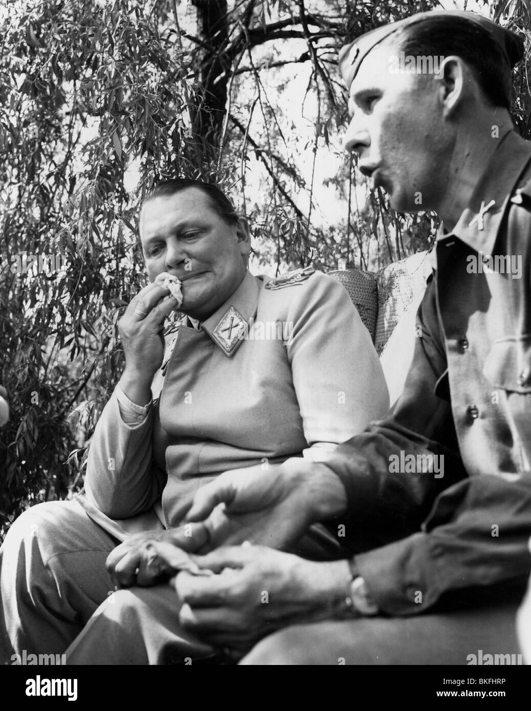 Goering, Hermann, 12.1.1893 - 15.10.1946, politicien allemand (NSDAP), Reich Marshal, Luftwaffe commandant en chef 1935 - 1945, capturé par les troupes américaines, 11.5.1945, à droite : interprète Major Paul Kubala, Banque D'Images