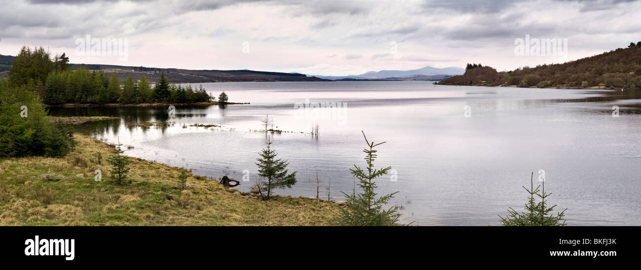 Vue sur le loch Shin du barrage de Lairg power station prises au crépuscule Banque D'Images