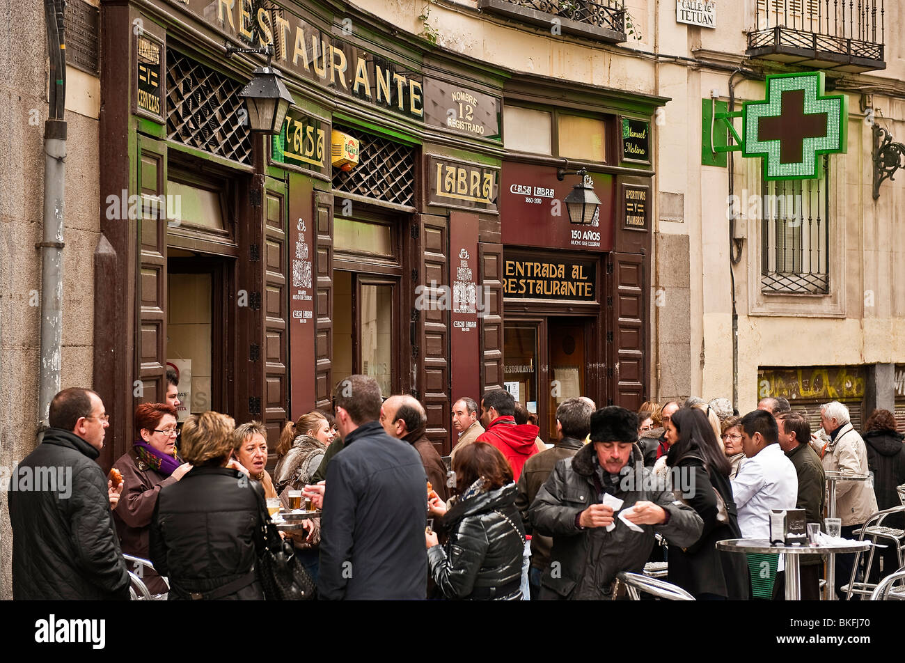 Diners sur fête du poisson frit et de la bière à casa labra restaurante, Madrid, Espagne. Banque D'Images