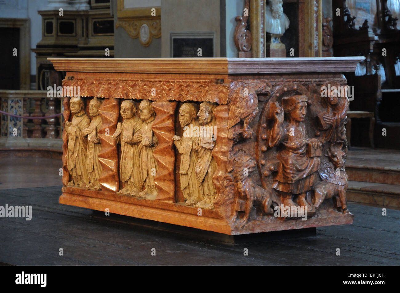 Sarcophage en marbre sculpté sous le dôme de la cathédrale il Duomo Parma Emiglia Romagna Italie Banque D'Images