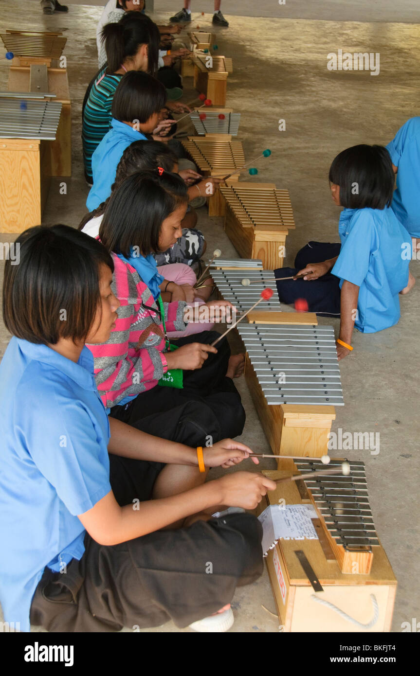 Thai girls playing xylophones à une pratique de la musique Banque D'Images