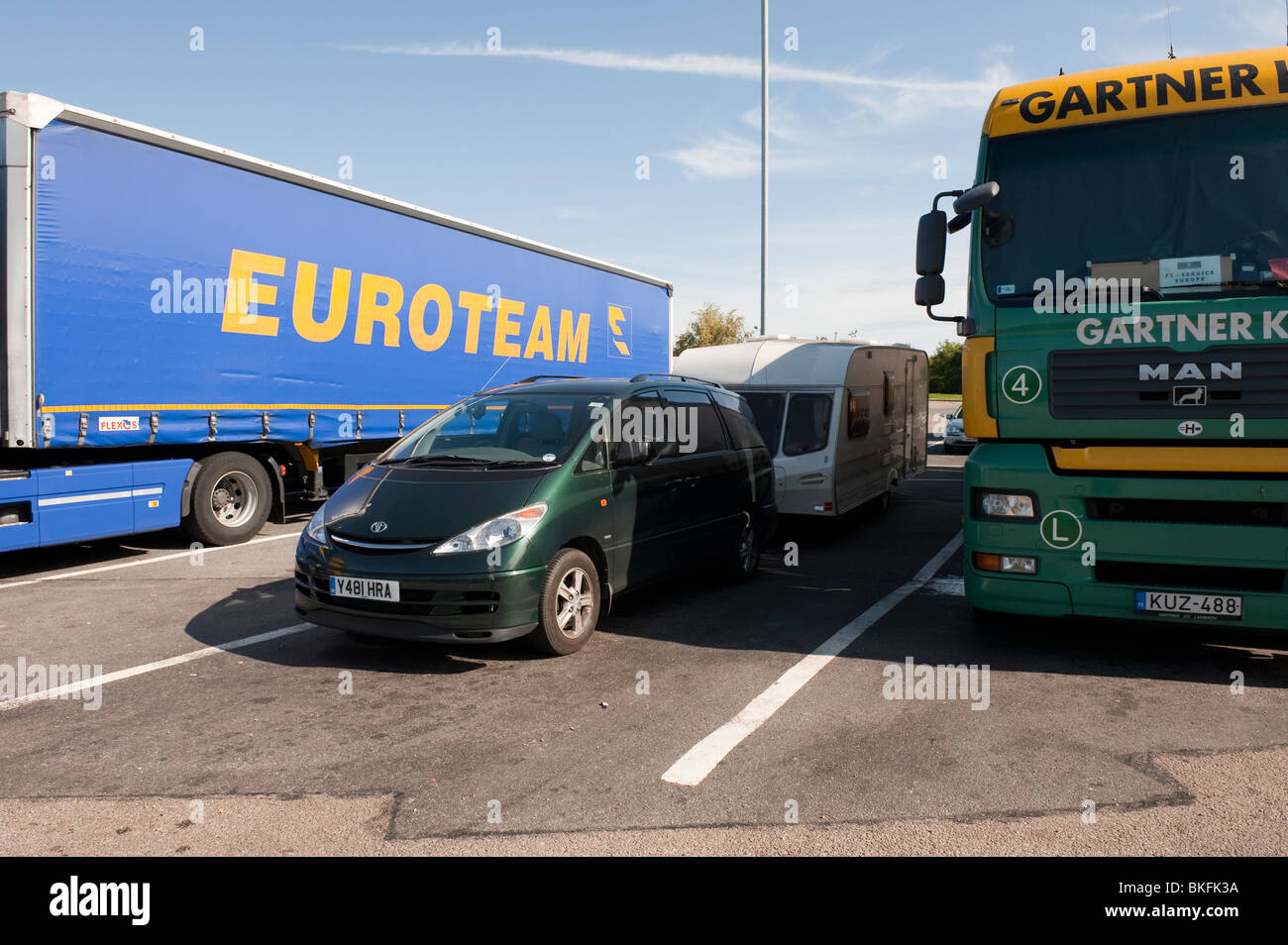 Les camions stationnés illégalement dans des aires de stationnement de caravanes au services UK Banque D'Images