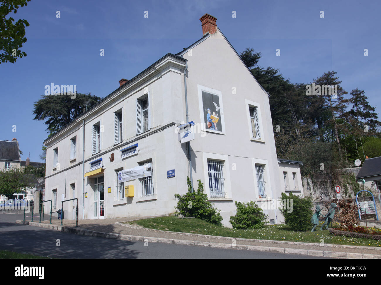 L'extérieur du bureau de poste français Rochecorbon, France Avril 2010 Banque D'Images
