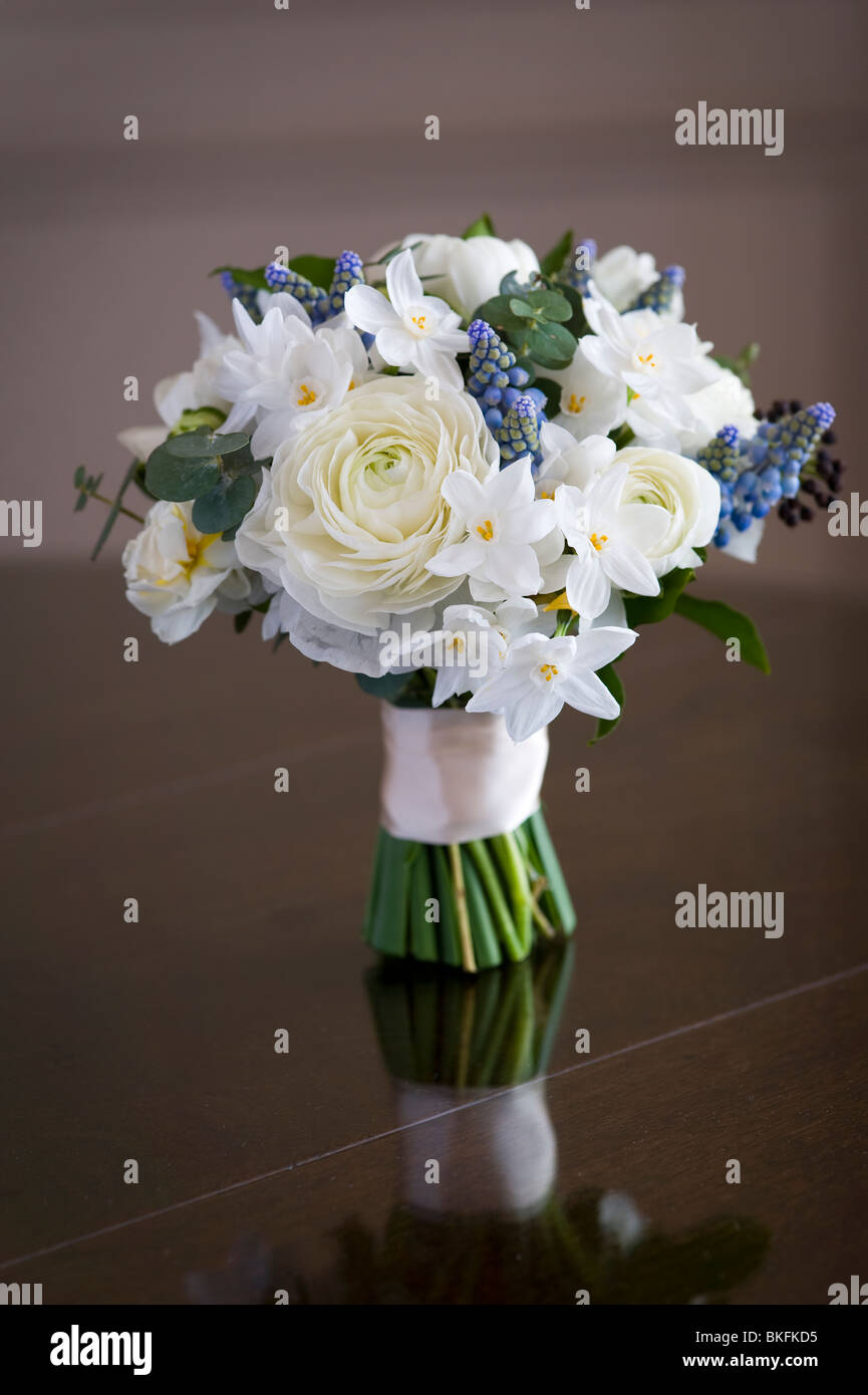 Bouquet de fleurs de printemps ou posey y compris ranunculus, jonquille, muscari, Hedera Banque D'Images
