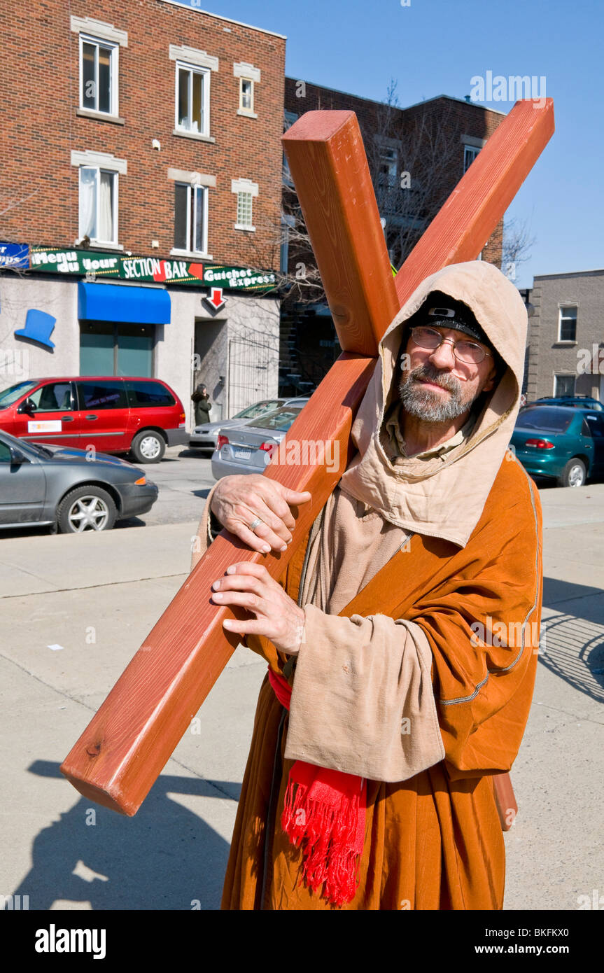 Man holding cross Easter Parade Montréal Banque D'Images