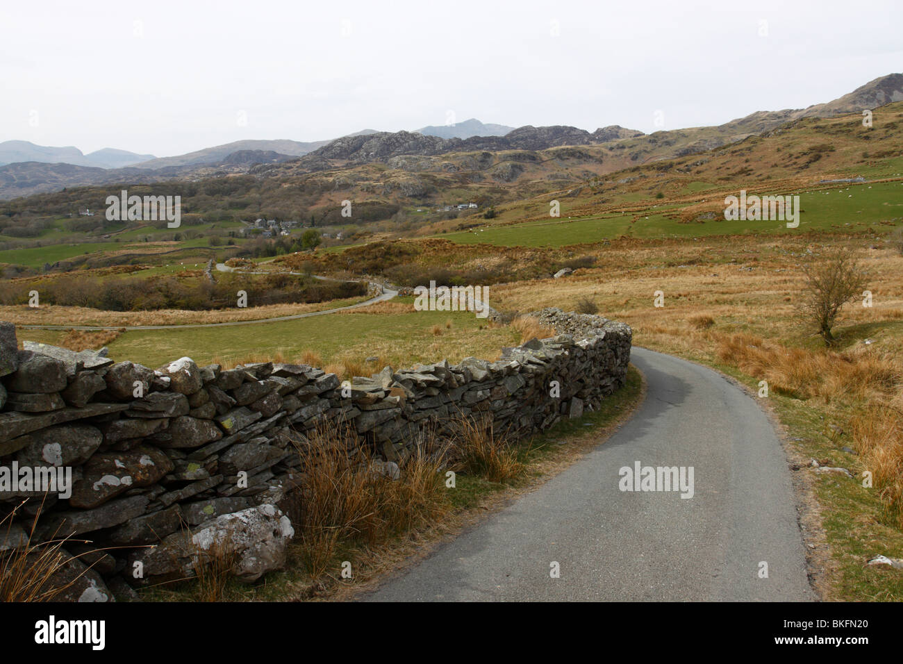 Une allée mène au village de Croesor, sous la montagne de Cnicht dans la région de Snowdonia Moelwyn, au nord du Pays de Galles Banque D'Images