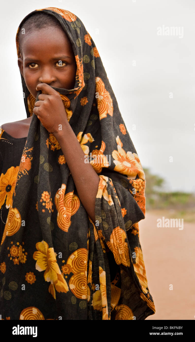 Jeune fille musulmane kényane dans un foulard orange et noir Banque D'Images