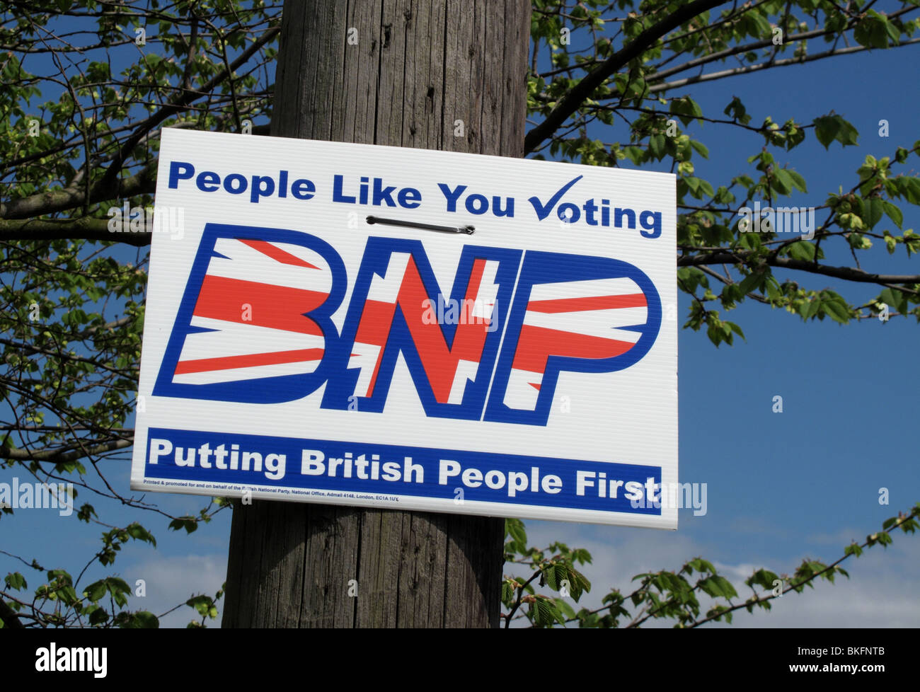 Un signe en bordure de soutenir le BNP (Parti national britannique) dans l'élection générale britannique de 2010. Banque D'Images