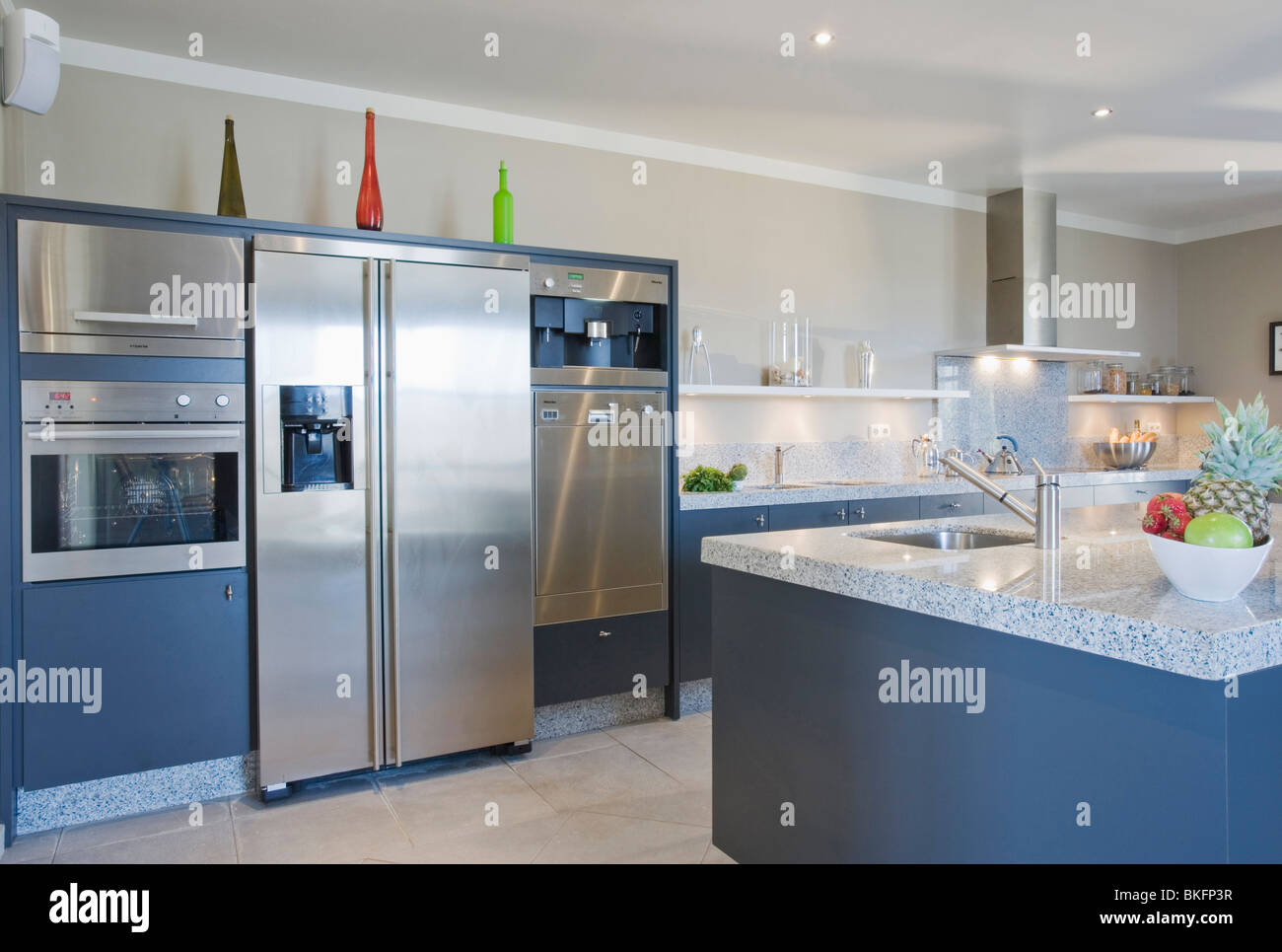 American-style en acier inoxydable réfrigérateur-congélateur et d'un four  dans une cuisine moderne équipée avec des unités bleu Photo Stock - Alamy