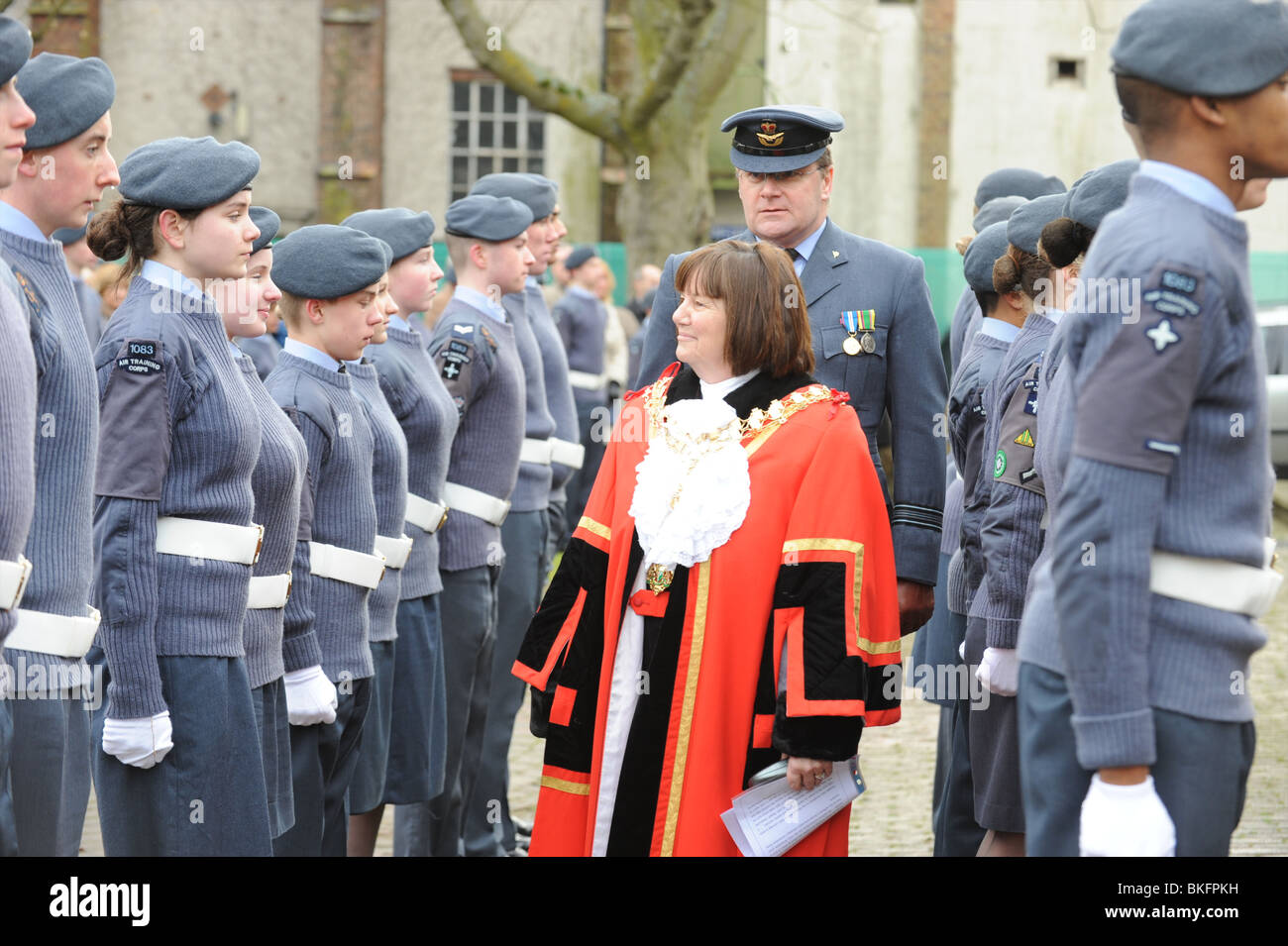 Maire de Hillingdon Cllr Shirley Harper-O'Neill inpects les Cadets de l'air à la cérémonie de clôture de la RAF Uxbridge Banque D'Images