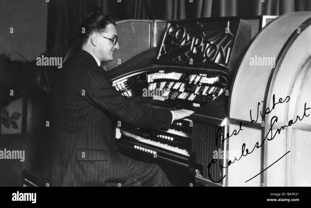 CHARLES SMART - organiste britannique sur un orgue de 1945 Compton Banque D'Images