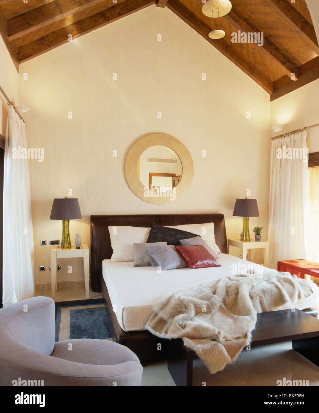 Miroir Au Dessus Du Lit Plafond Miroir circulaire au-dessus de lit avec crème pâle fourrure artificielle  sur lit dans un pays moderne chambre avec plafond en bois apex Photo Stock  - Alamy