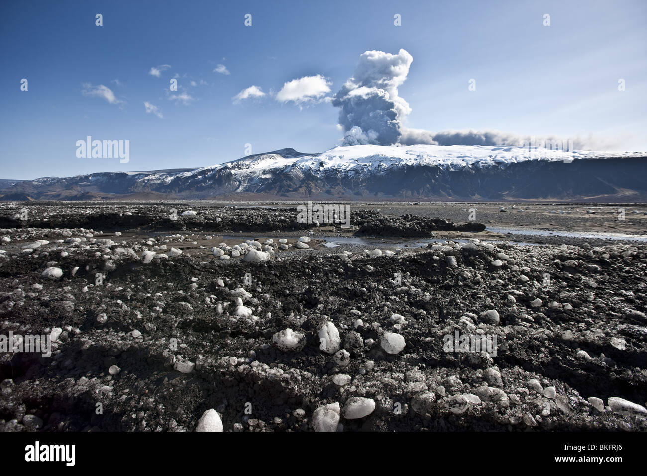 Les cendres et la terre sur la neige de nuage de cendres volcaniques en raison de l'éruption du glacier Eyjafjalljokull, Islande Banque D'Images