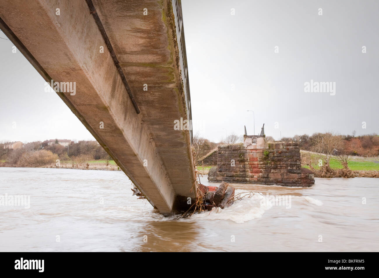 Une passerelle sur la rivière Derwent à Workington, détruit par les inondations de novembre 2009. Banque D'Images