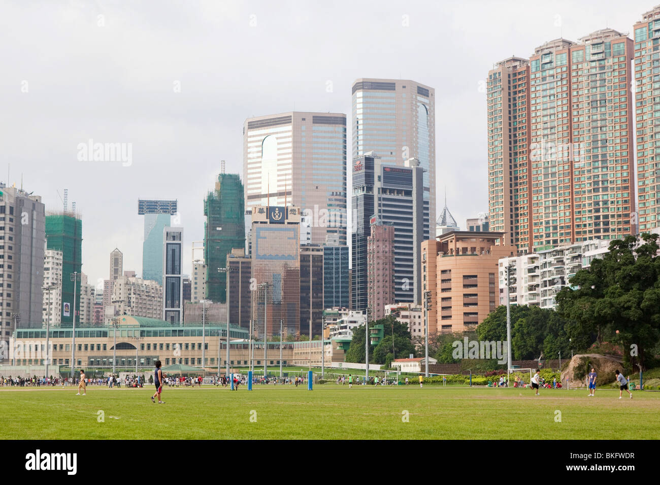 Les immeubles de grande hauteur de Happy Valley, derrière les terrains de jeu à l'intérieur de la Vallée Heureuse Racing Course, Hong Kong Banque D'Images