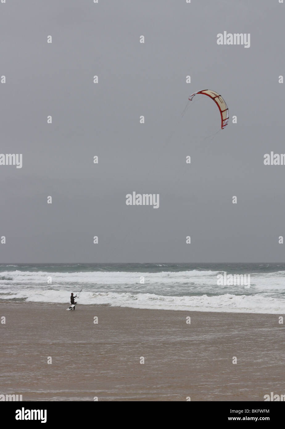 Kite surfer sur un jour nuageux et humide à Cornwall Banque D'Images