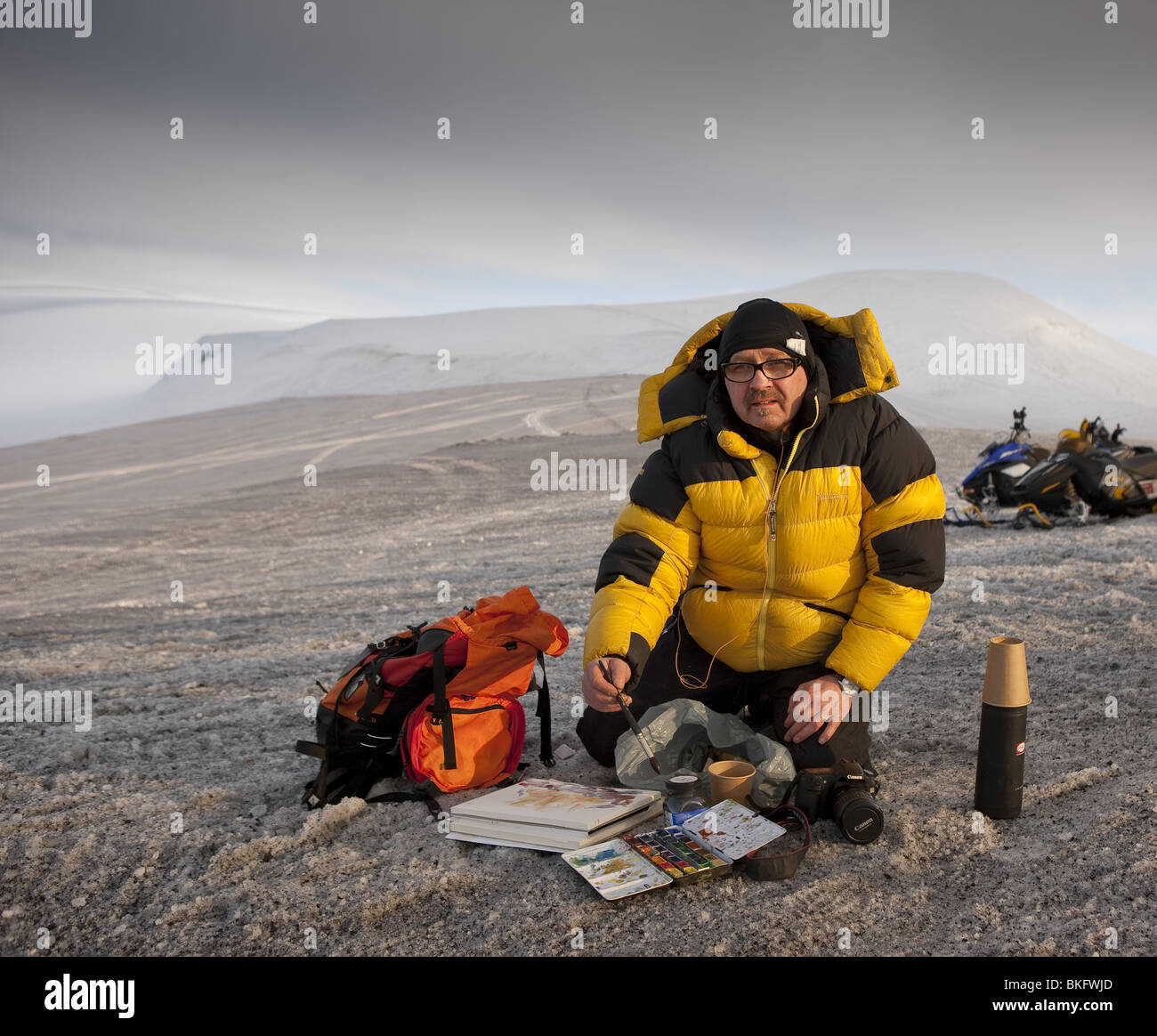 Les scientifiques et touristiques-éruption du volcan en Islande à Fimmvorduhals,une crête entre glaciers Eyjafjallajokull et Myrdalsjokull Banque D'Images