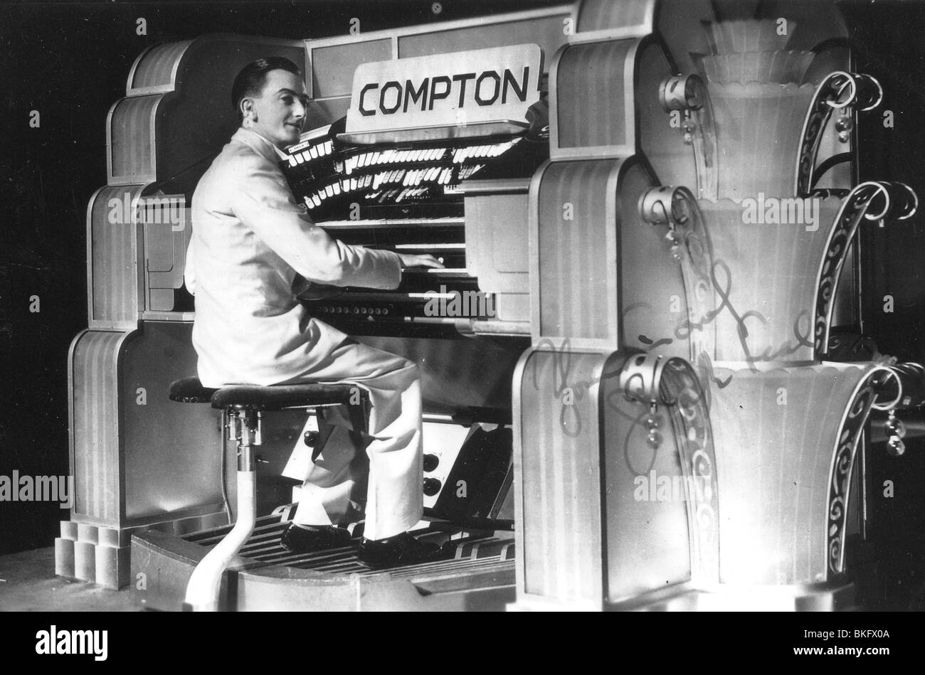 JOSEPH SEAL - organiste britannique sur un orgue Compton vers 1940 Banque D'Images