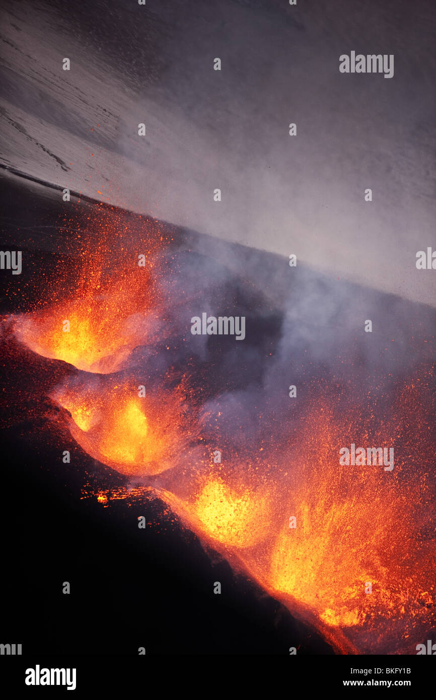 Fontaines de lave au cours de l'éruption du volcan à Fimmvorduhals, une crête entre Eyjafjallajokull glacier, et Myrdalsjokull, Islande Banque D'Images