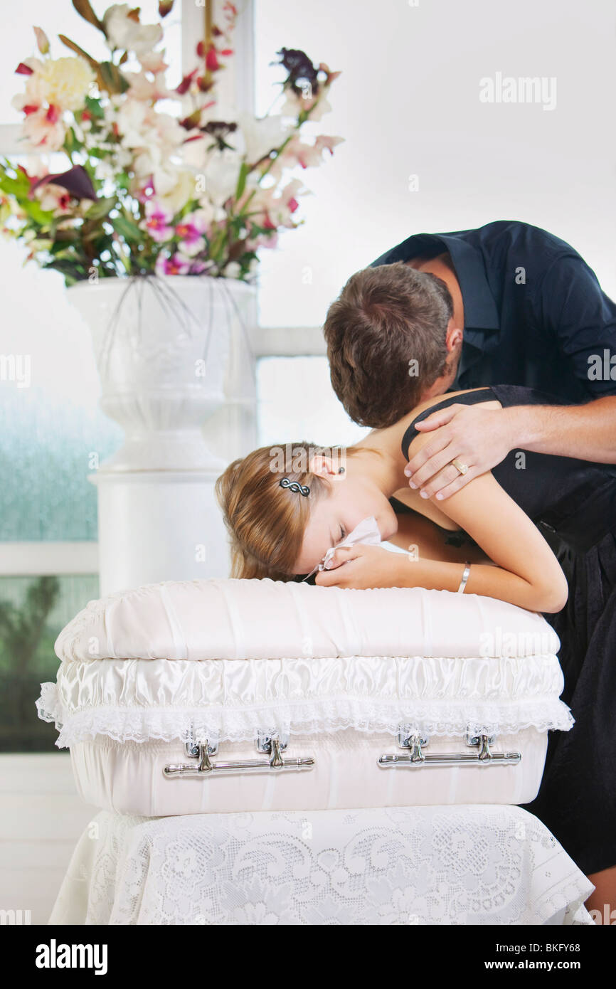 Jeune couple en deuil le cercueil avec un bébé Banque D'Images