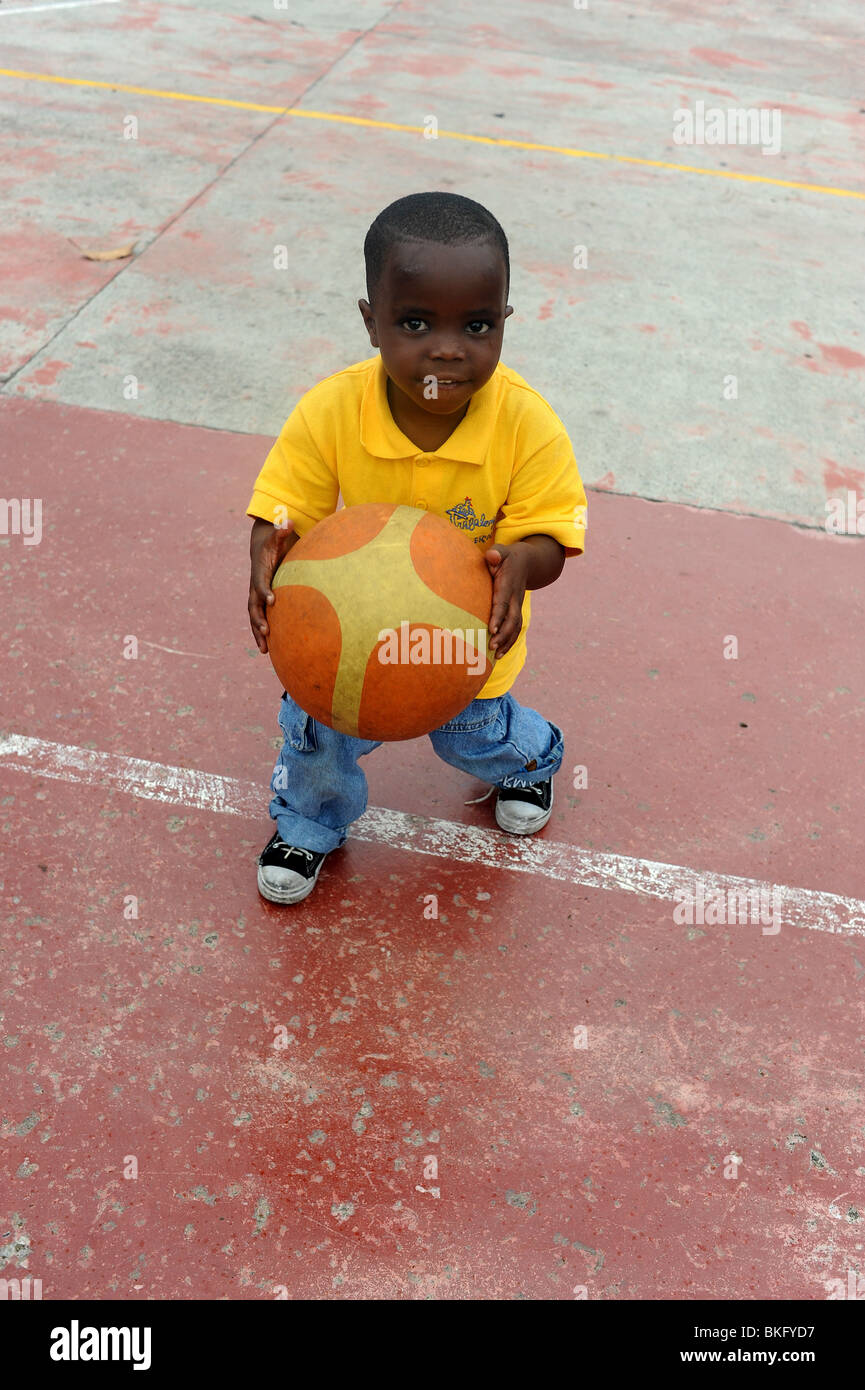 Garçon 3 ans en parc avec big ball Photo Stock - Alamy