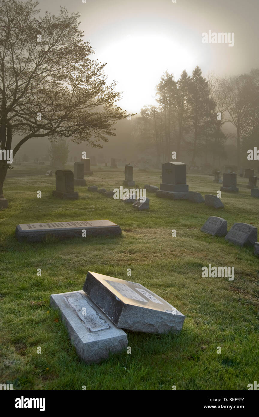 Pierre tombale brisée dans le vandalisme de Tombstone Cemetery, Philadelphie, Etats-Unis Banque D'Images