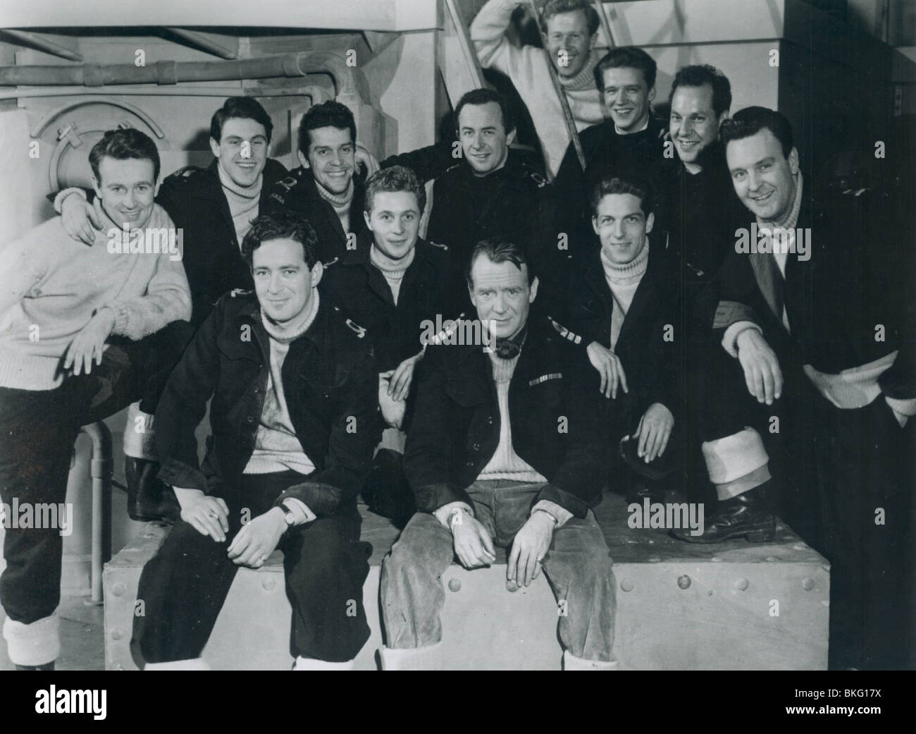 Au-dessus de NOUS LES VAGUES (1956) JOHN MILLS, John Gregson, DONALD SINDEN, WILLIAM RUSSELL, ANTHONY NEWLEY, LEE PATTERSON, WILLIAM Banque D'Images