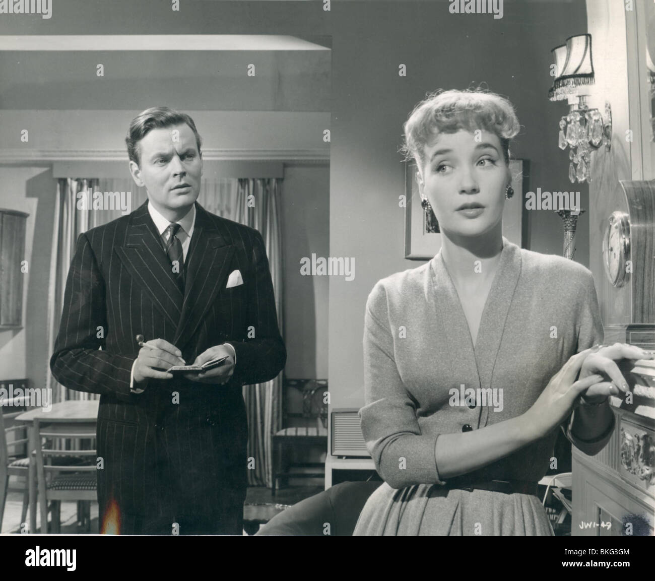 Le Cadeau D Anniversaire 1957 Jack Watling Sylvia Syms Birt 001p Photo Stock Alamy