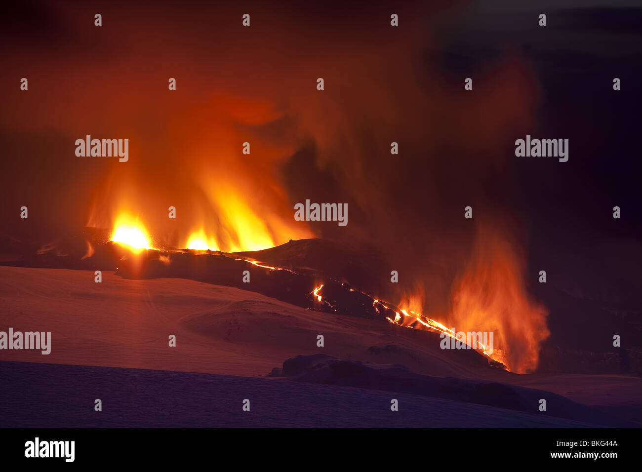 Fontaines de lave au cours de l'éruption du volcan à Fimmvorduhals, une crête entre Eyjafjallajokull glacier, et Myrdalsjokull, Islande Banque D'Images
