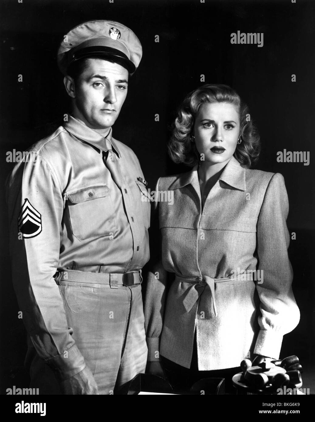 CROSSFIRE (1947) Robert Mitchum, JACQUELINE WHITE RFTS 001P L Banque D'Images