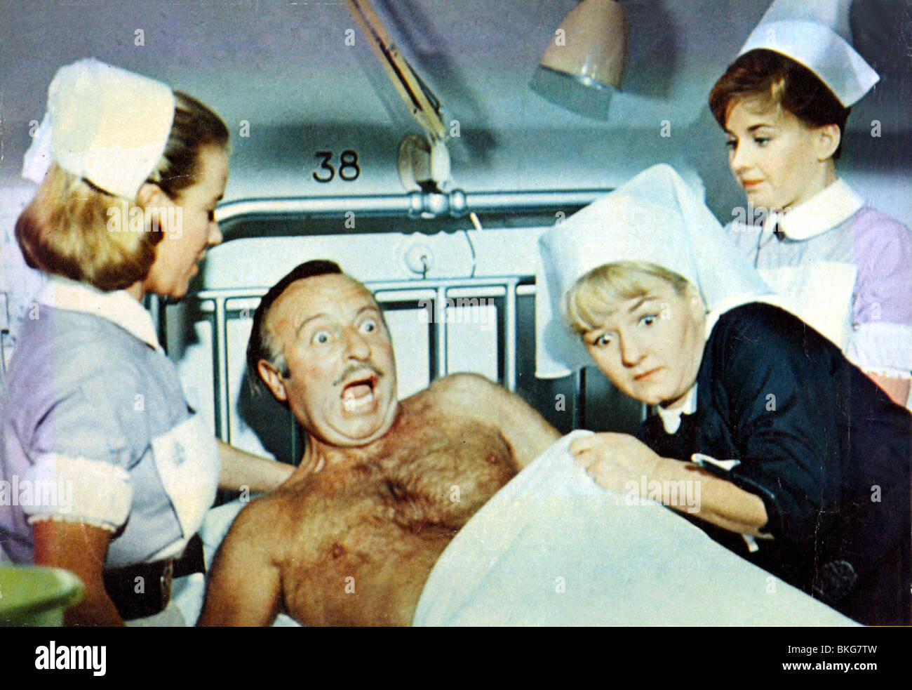 Médecin dans le trèfle (1966) JOAN SIMS FOH 008DIC Banque D'Images