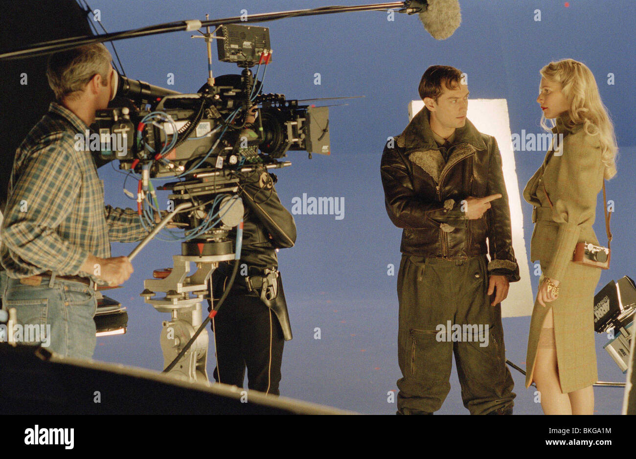 Tournage O/S 'SKY CAPTAIN ET LE MONDE DE DEMAIN" (2004) avec Jude Law, Gwyneth Paltrow SKYC 001-F04 Banque D'Images