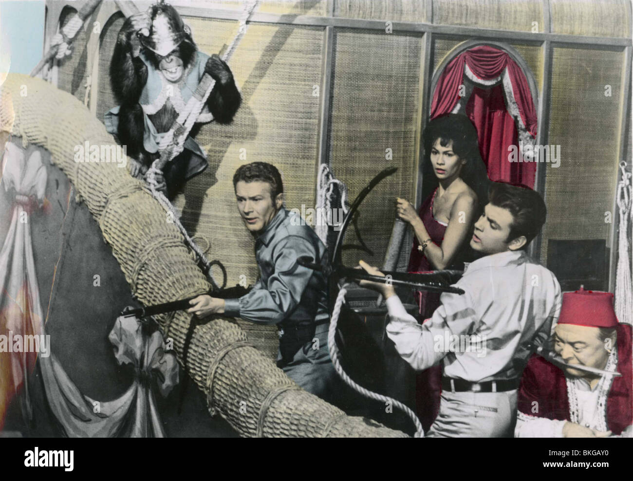 Cinq semaines en ballon (1962), boutons rouges, Barbara Luna, Fabian, Peter Lorre FWIB FOH 3235 Banque D'Images