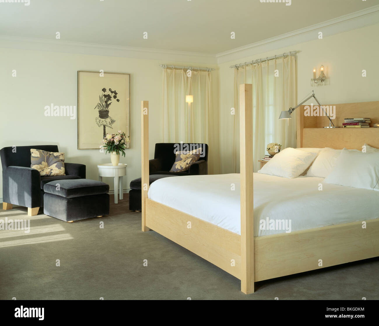 Sur lin blanc bois clair lit dans chambre à coucher moderne avec ... Sur lin blanc bois clair lit dans chambre à coucher moderne avec ...