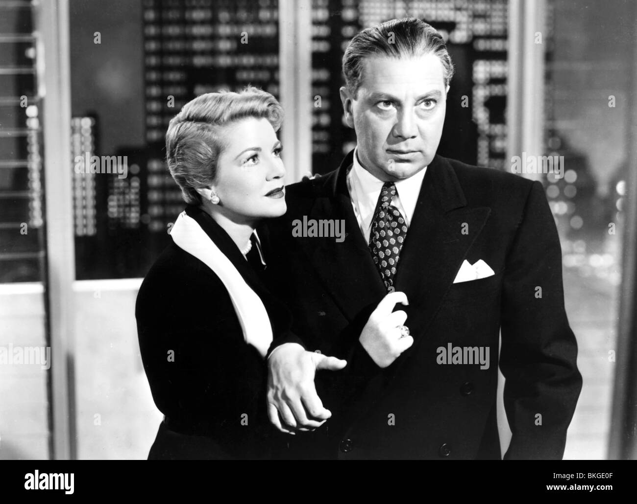 EMPIRE VOYOU (1952) CLAIRE TREVOR, LUTHER ADLER HEMP 002P L Banque D'Images