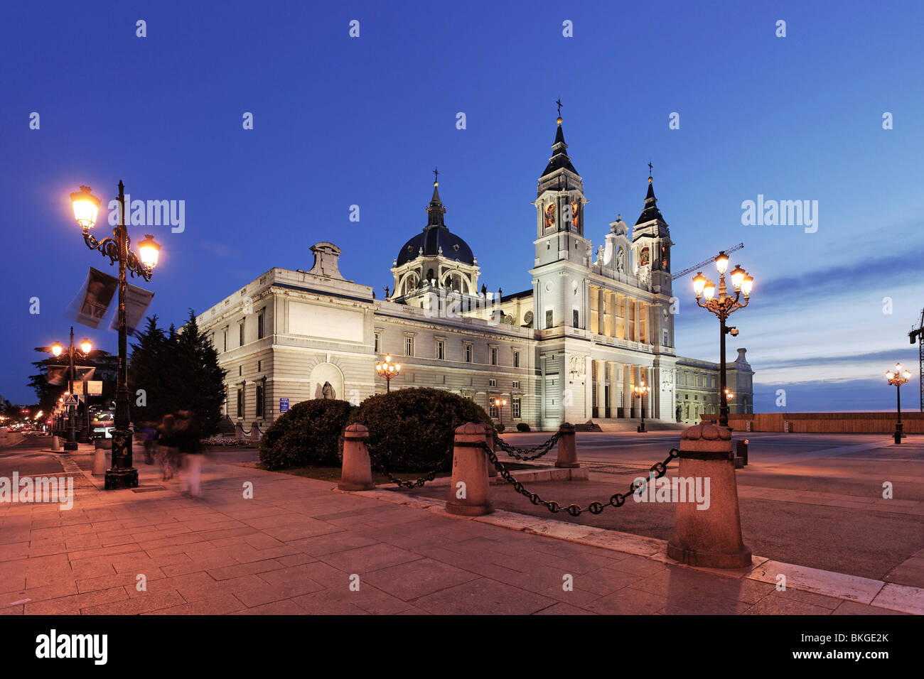 Catedral de Nuestra Señora de la Almudena le soir, Madrid, Espagne Banque D'Images