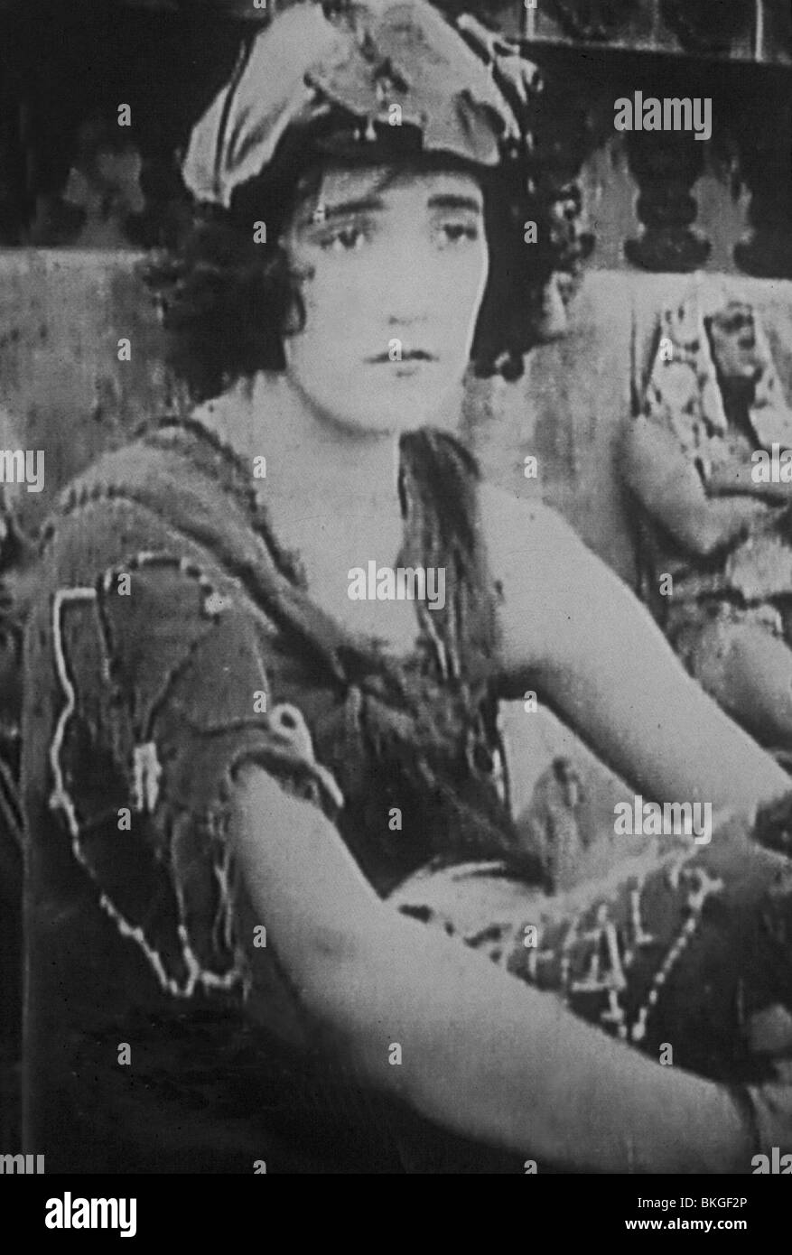 L'INTOLÉRANCE QUI Y EST ASSOCIÉE (1916) CONSTANCE TALMADGE ITLE 013 Banque D'Images