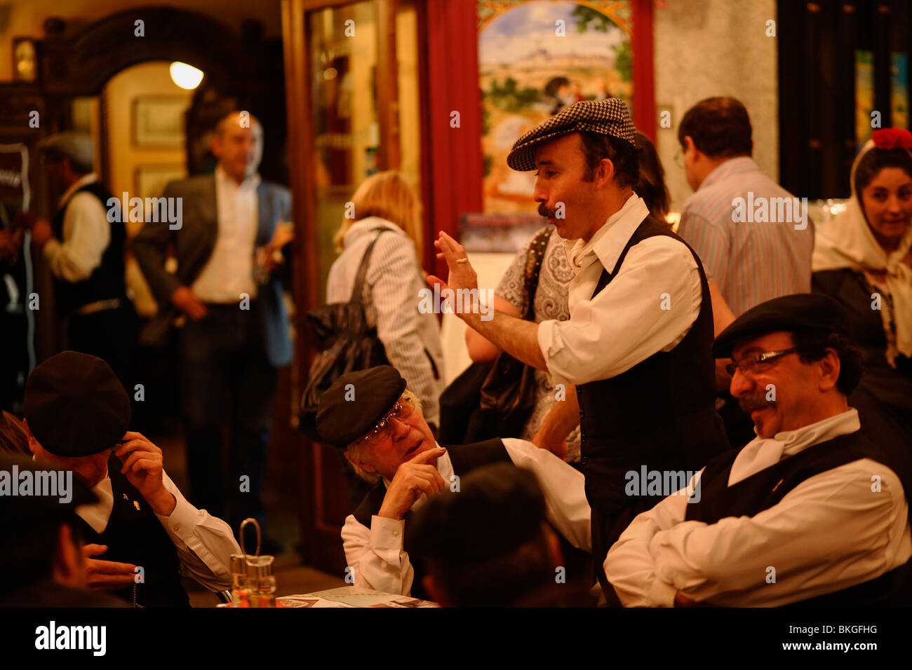 Groupe d'hommes dans un café de la chaussée, les Fiestas de San Isidro Labrador, Madrid, Espagne Banque D'Images