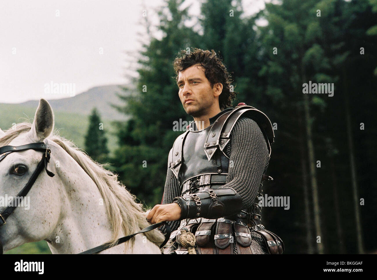 Le ROI ARTHUR -2004 CLIVE OWEN Banque D'Images